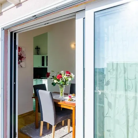 Santani - Two-bedroom With Balcony And Sea View شقة